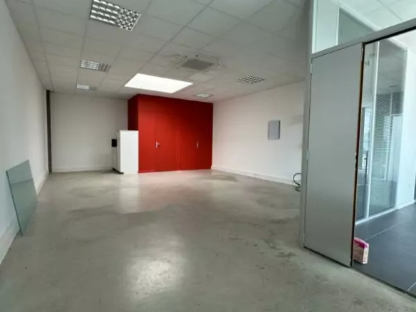 Bureau avec béton au sol et mur rouge