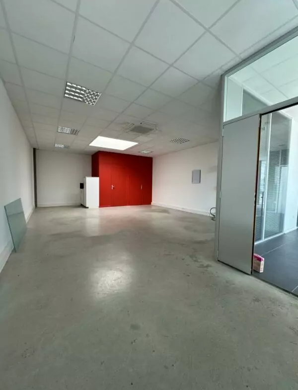 Bureau avec béton au sol et mur rouge