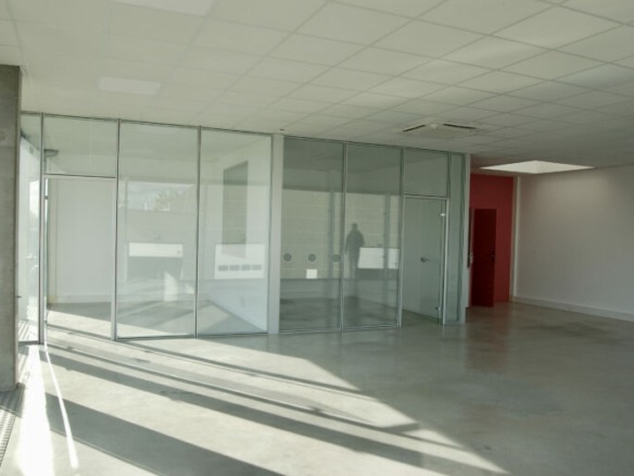 Bureau libre avec grande baie vitrée - béton au sol à amiens